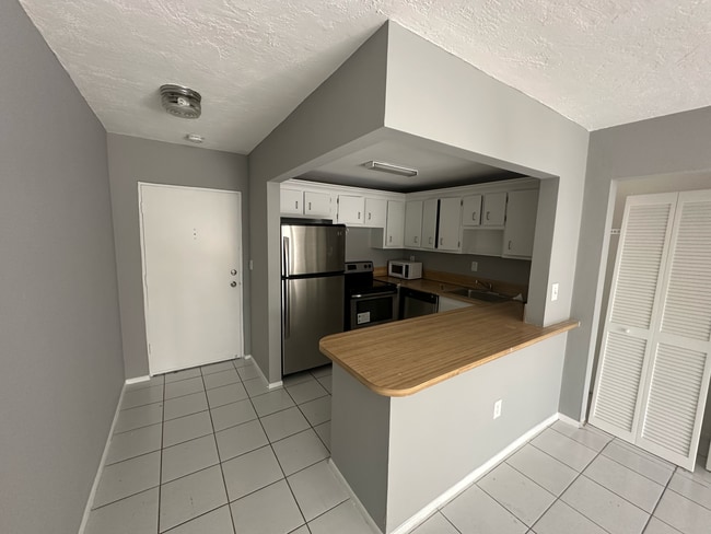 Building Photo - 7300 NW 17th St Unit 117