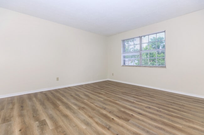 LakeHouse at Florence Apartments