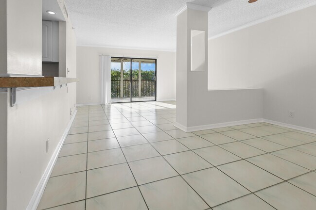 Photo - 2112 S Cypress Bend Dr Unit 404