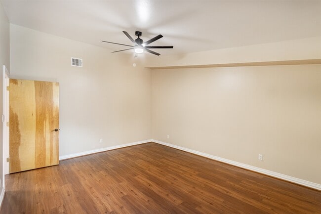 Photo - 2098 Harland Dr