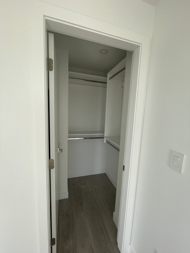 Photo - 901-901 Lougheed Hwy.