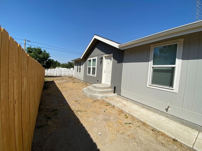 Building Photo - Beautiful 3-Bedroom in Pilot Rock!