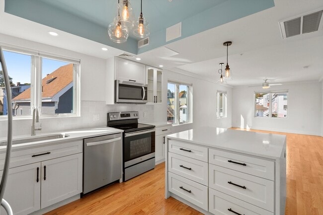 Building Photo - 42 Dennis St Unit 3