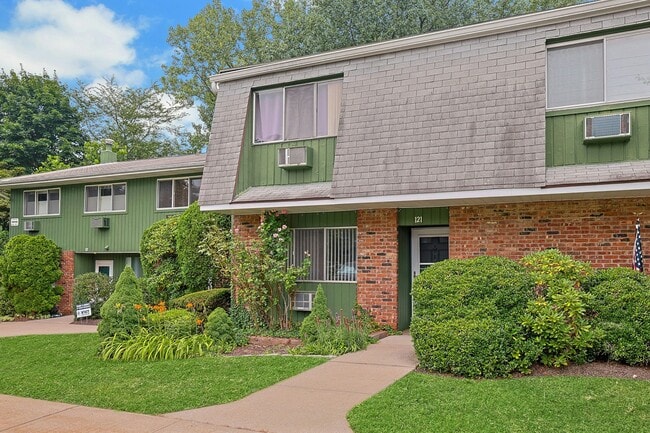 Photo - 121 Coachlight Square