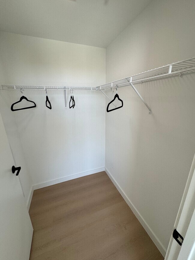 WALKING CLOSET - 137 NW 31st St Unit B1