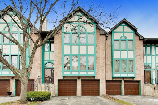 Building Photo - 943 W Essex Pl