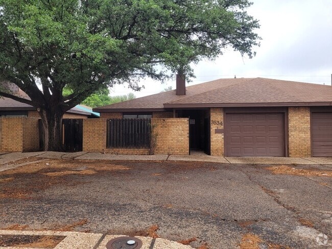 Building Photo - 2 bed 2 bath townhome with 1 car garage