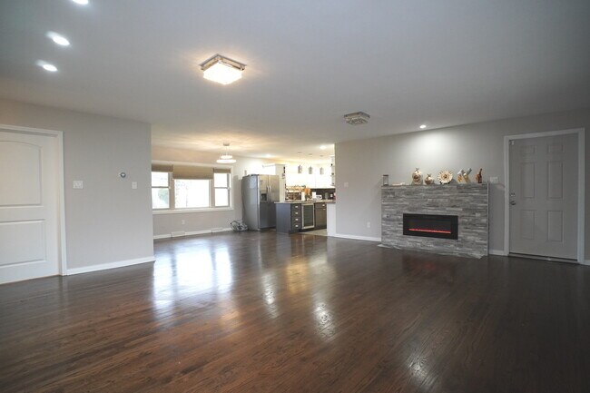 Photo - 6092 Cleveland St