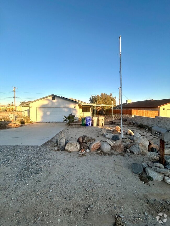 Building Photo - Charming 3 Bedroom 2 Bathroom Home with Pa...