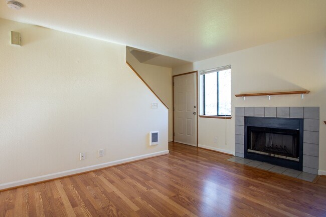 Photo - Updated Townhouse with Garage, Patio, DW, WD + FIREPLACE!! Unidad 06