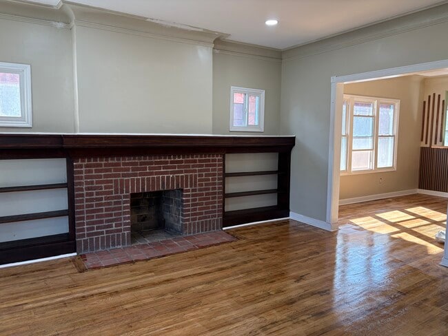 Building Photo - 2538 Calvert St Unit 2 A- Second Floor