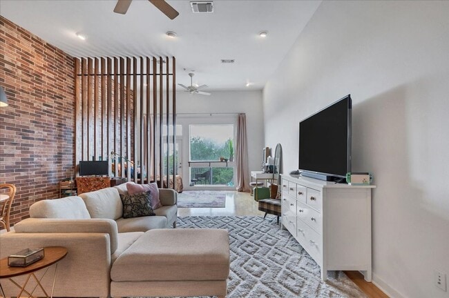 Photo - 2931 E 12th St Unit 306