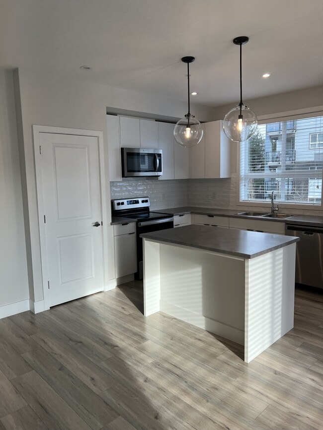 Photo - 207-1514 McCallum Rd