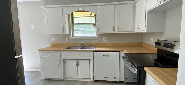 Photo - 605 Lloyd Ave