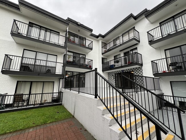 Building Photo - Renaissance on Shaw