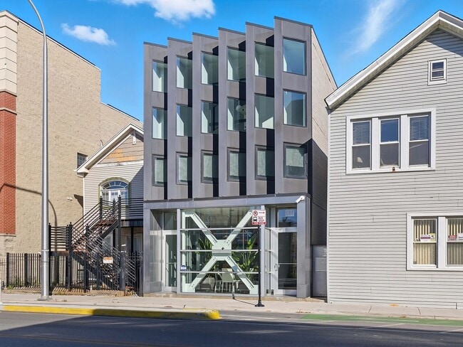 Building Photo - 2012 W Grand Ave Unit 2F