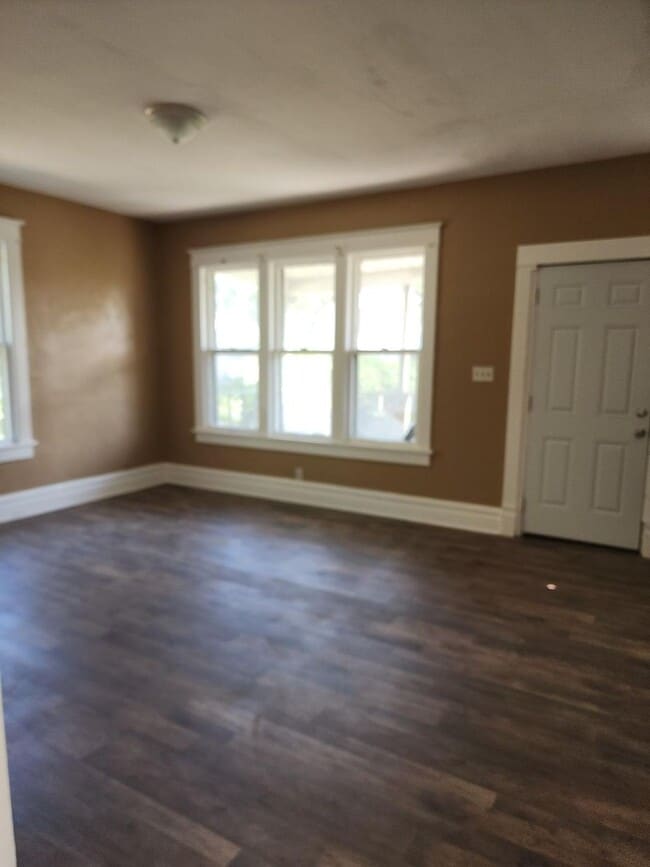 Building Photo - Large 4 Bedroom House