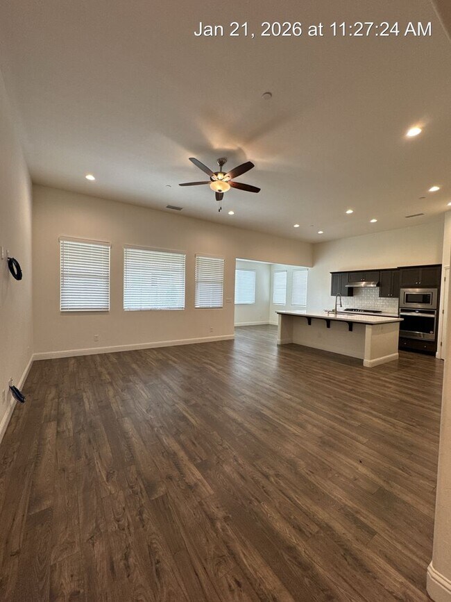 Photo - 4 Bedroom home located in Northside Visalia! Available Now!!