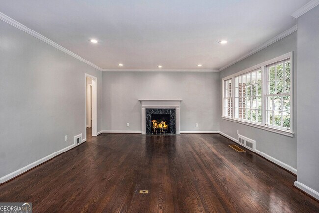 Photo - 388 Lakemoore Dr NE