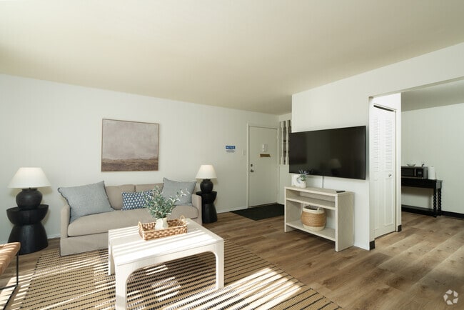 2BR, 1BA - 780SF