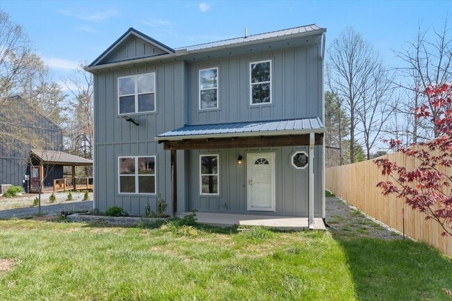 Building Photo - In Town Near The Bike Path