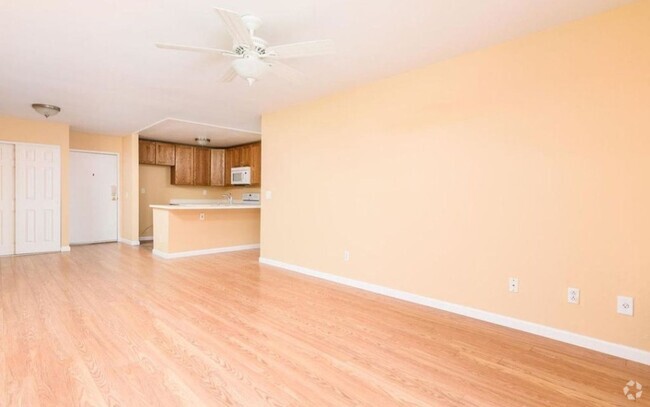 Building Photo - Spacious and Comfortable Condo -  A/C - Ce...