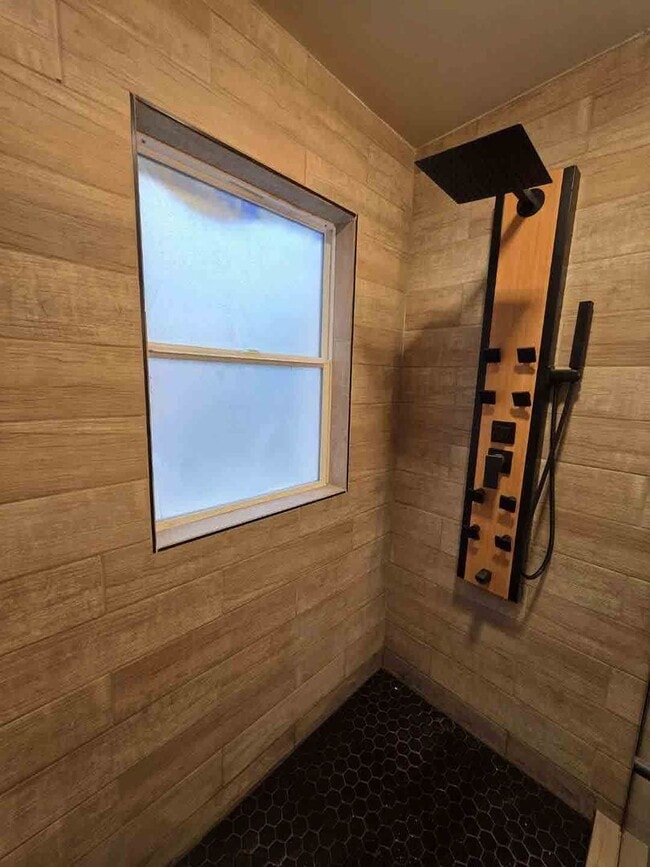 Photo - Fully Upgraded 2 Bed 1 Bath