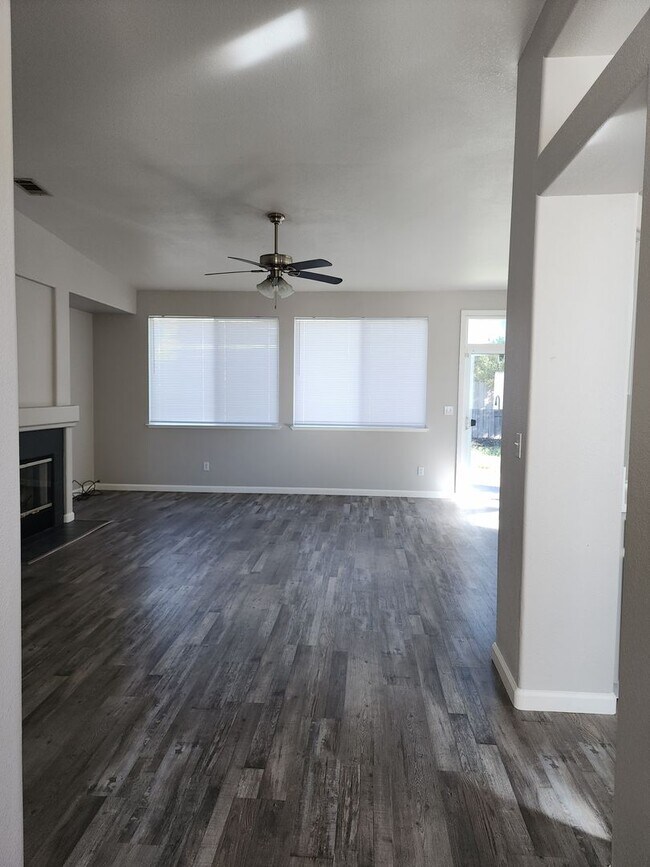 4 Bedroom 2 Bathroom with 2 car garage off... House House Rental in