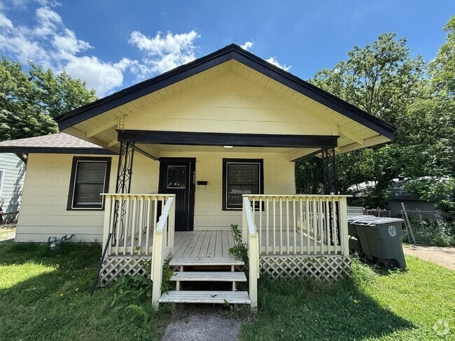 Building Photo - New paint/ hardwood floors 3BD 1 BA Rental
