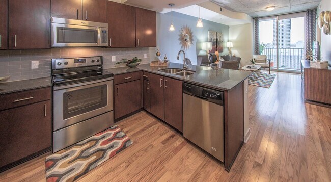 Photo - Bright, Open, and Move-In Ready Unidad SOM2