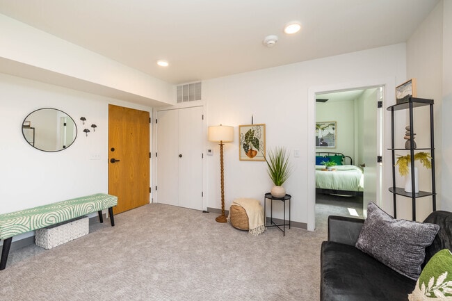 1BR, 1BA - 474SF - Living Room