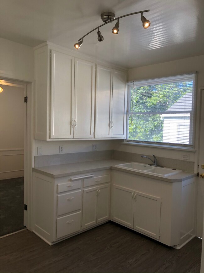 609 Kelton Ave