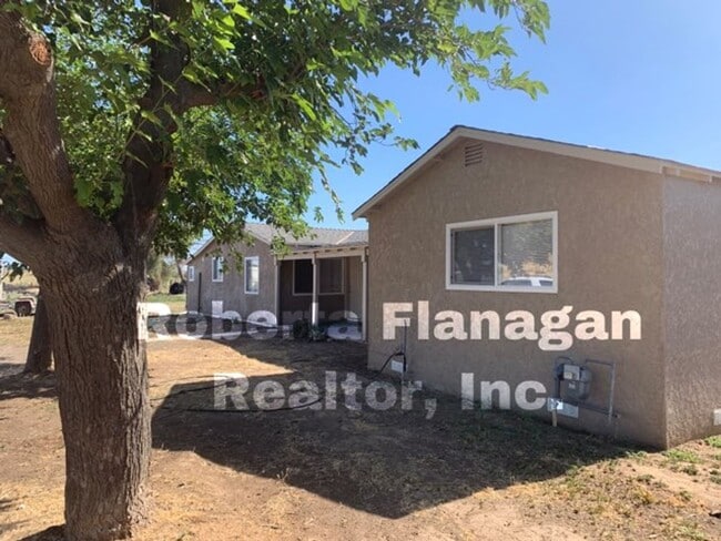 Building Photo - Country 4 bedroom/2 bathroom home