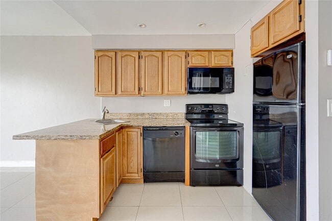 Building Photo - 2900 NE 30th St Rental