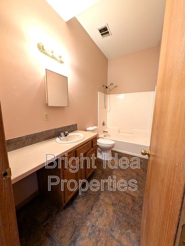 Photo - 863 Clark St N