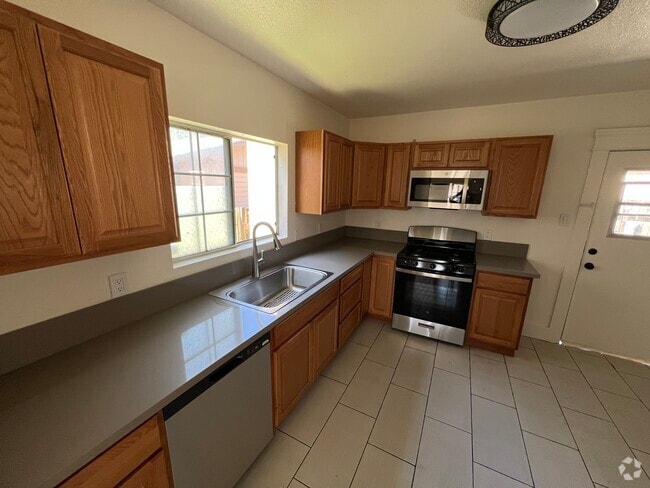 Building Photo - 649 S D St Rental