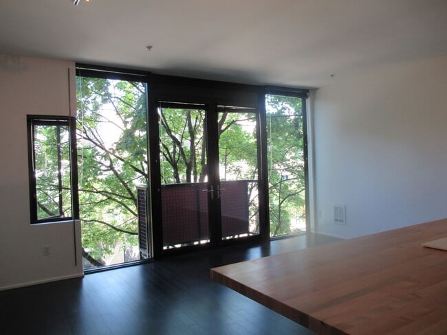 Building Photo - Well Maintained 1 bedroom, 1 bath condo on... Unit 302