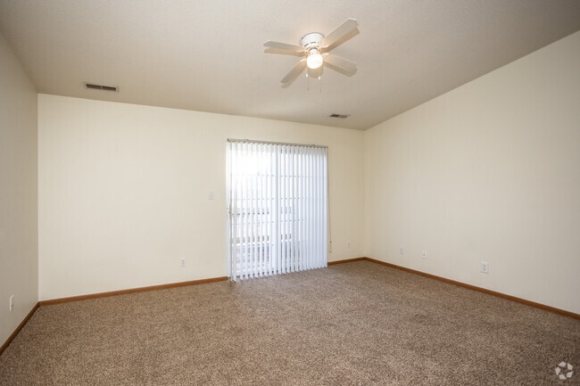 2BR, 1BA - 925 SF