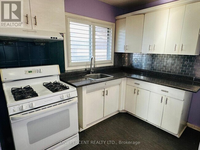 Photo - 27 Mossbank Dr