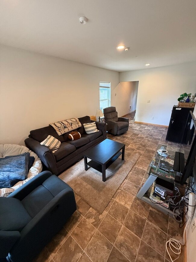Photo - AVAILABLE NOW! 6 bed/2 bath House Walking ...