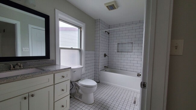 Photo - Beautifully updated and Spacious! 2 Bed House in Madisonville with walk through!!