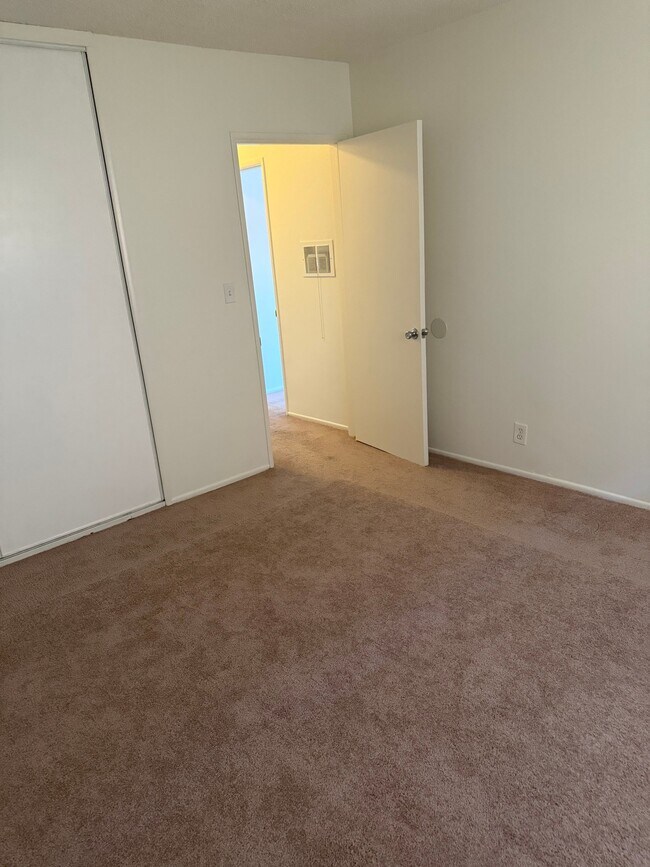 6857 Whitsett Ave
