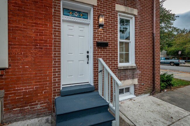 TAKE A SECOND LOOK AT THIS END-UNIT TOWNHOME - TAKE A SECOND LOOK AT THIS END-UNIT TOWNHOME