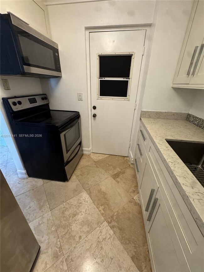 Building Photo - 1407 NE 56th St Unit 316