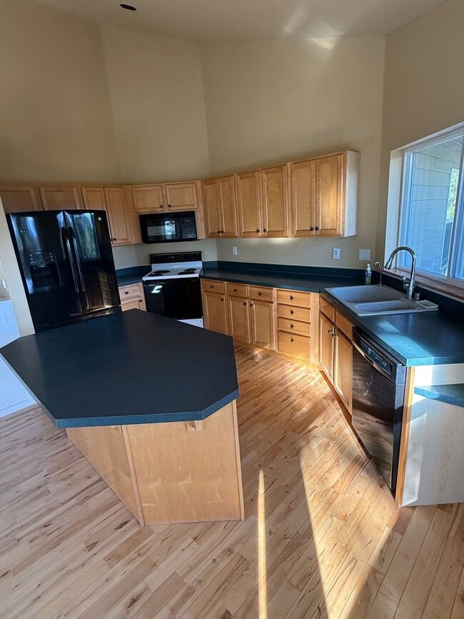 Photo - Spacious 5 Bedroom / 3 Bathroom Home for Rent in Lakeside, Montana