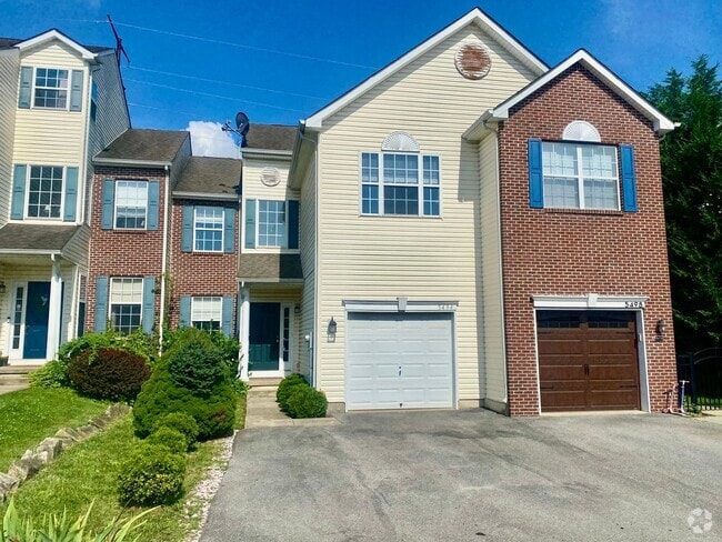 Building Photo - 3 Bedrooms - 2 Full & 1 Half Bath Townhous... Rental