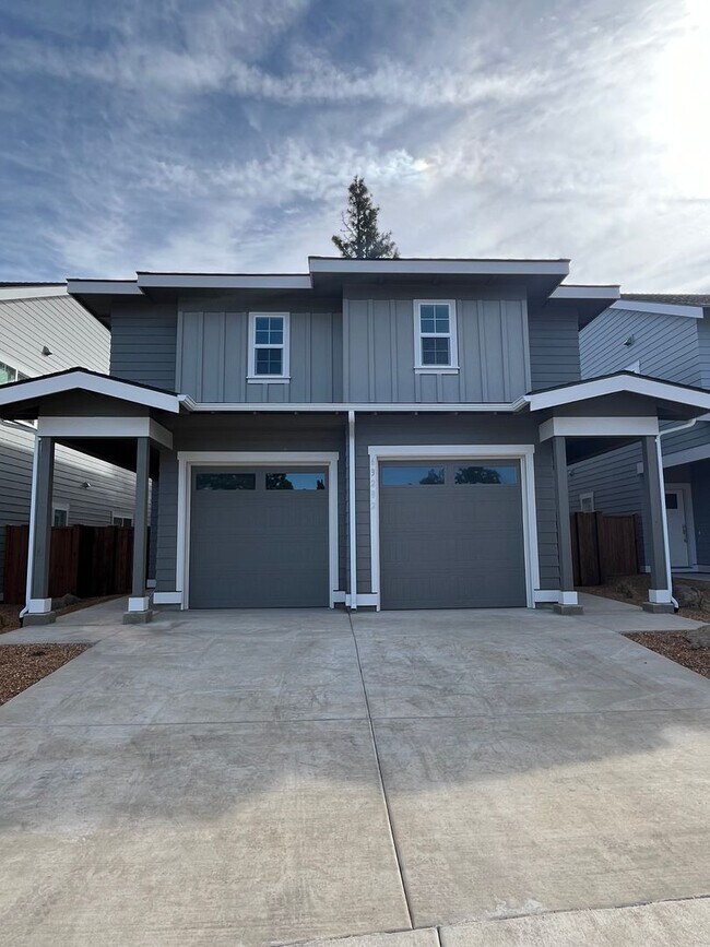Building Photo - New Construction Townhome in NW Bend