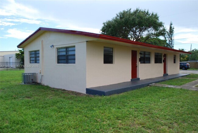 Building Photo - 300 NW 5th Terrace Unit 1