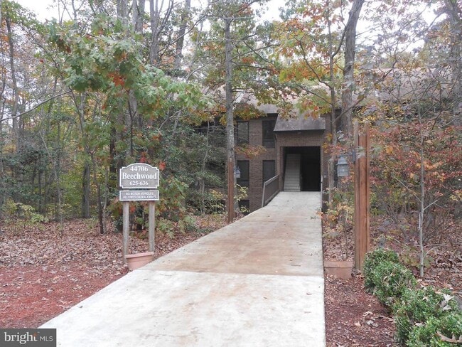 Building Photo - 44706 Beechwood Ct Rental