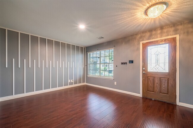 Photo - 9226 MacMillan Ln